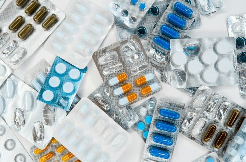 El Programa Medicamentos Bonaerenses: Un Paso Hacia la Equidad en Salud 2 a pile of pills sitting next to each other on top of a table
