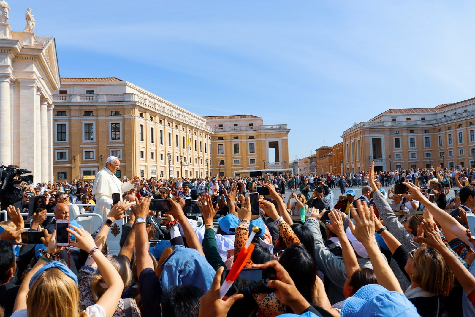 El estado de salud del Papa Francisco: Un análisis crítico de la crisis actual 2 crowd of people gathered in front of a cathedral